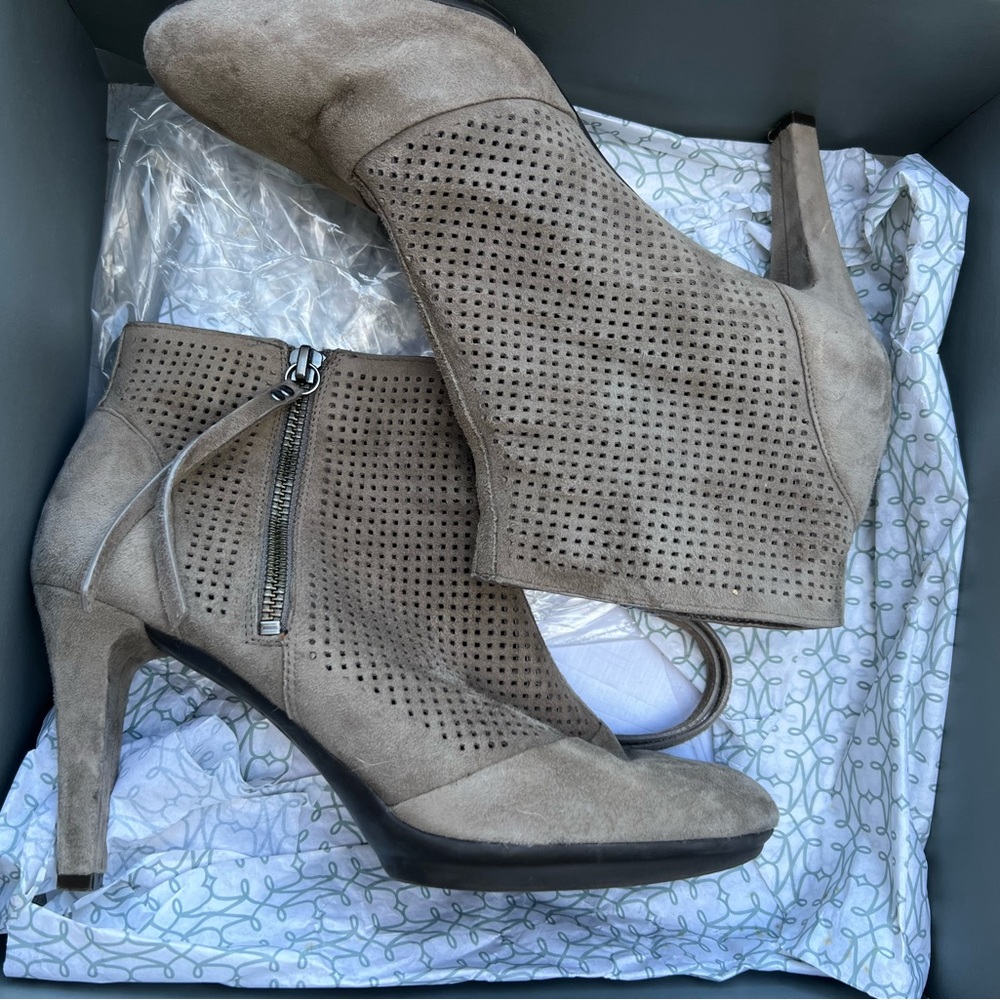 EUC Johnston & Murphy Lani zip bootie size 8.5